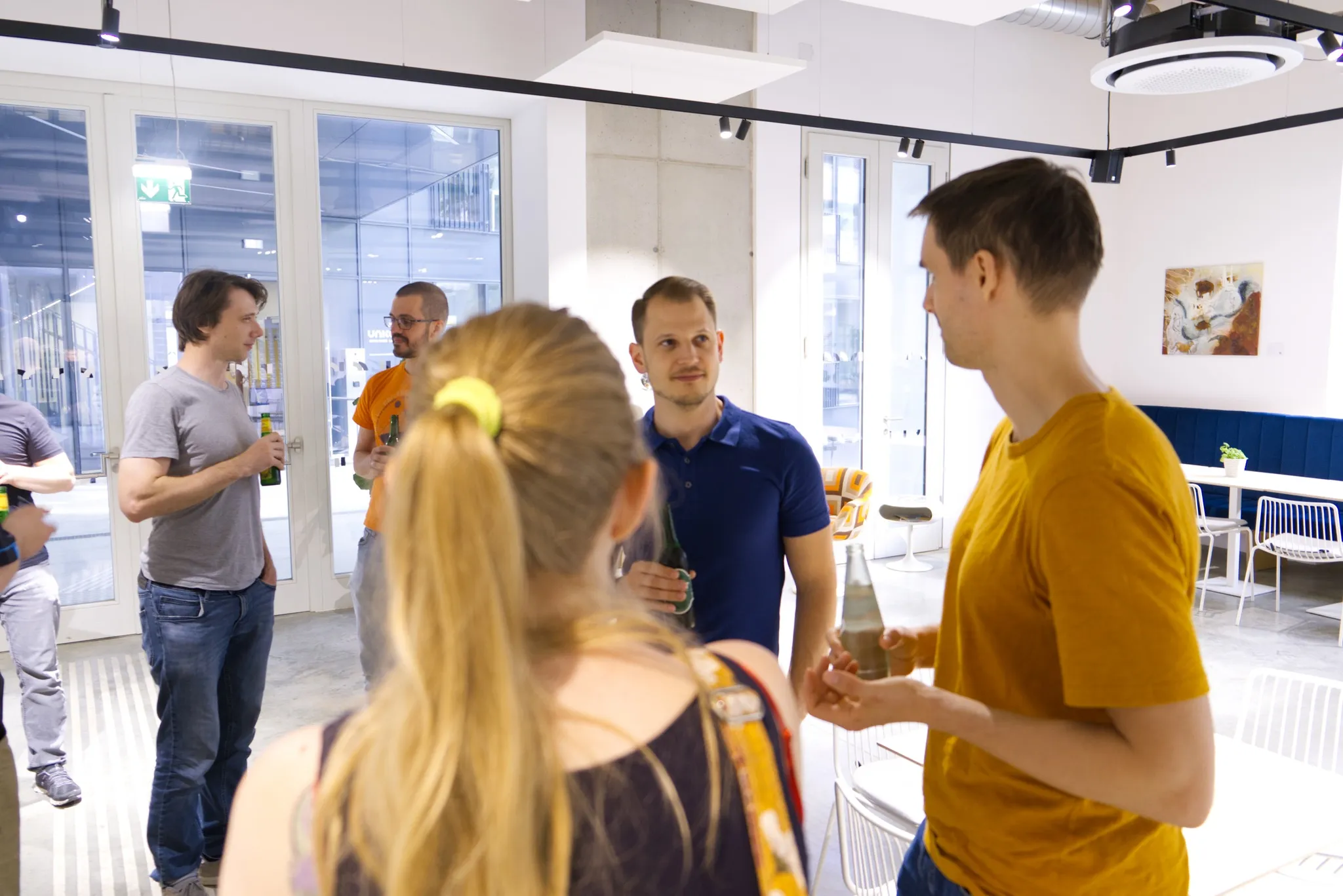 Teilnehmer im Gespräch beim Developer-Meetup in Graz