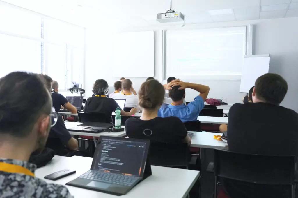 Was ändert sich beim Wechsel von Microsoft SQL Server zu Snowflake wirklich? Manfred Wippel und Markus Perz zeigen bei den DevOpsDays Graz 2026, welche bekannten Datenbankkonzepte sich übertragen lassen, wo ein neues Architekturverständnis gefragt ist und welche Erfahrungen sie mit Snowflake und .NET in der Praxis gemacht haben.